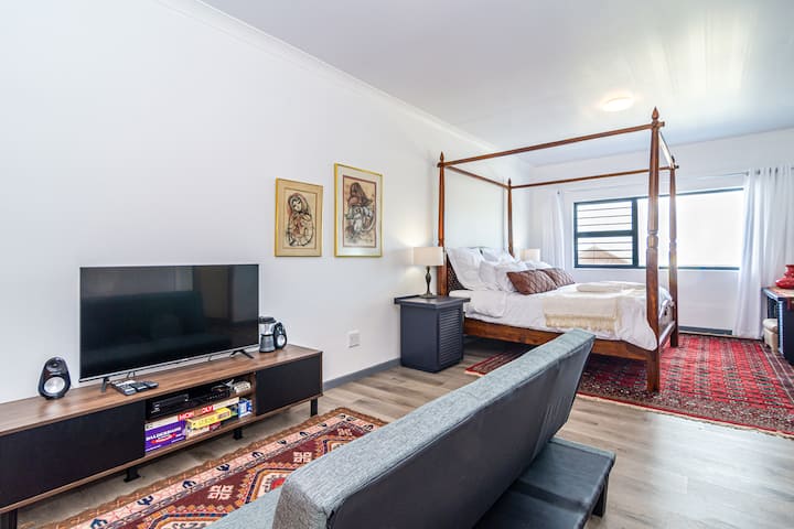 Bedroom #1 : 
1 x Super King Bed 
Sea View 
TV (DStv incl) 
Sleeper Couch (kids) 
En-Suite Bathroom