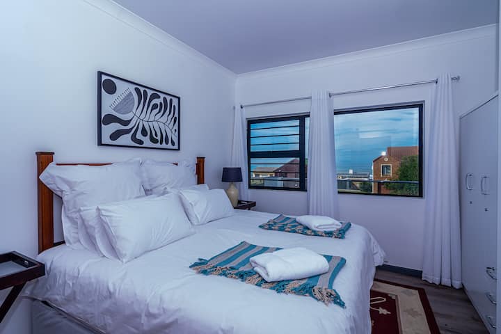 Bedroom #2: 
1 x King Bed 
Sea View