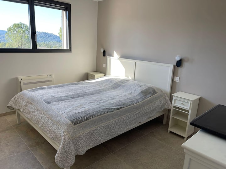 საძინებელი 2 ორადგილიანი 140 გარე აუზის გვერდითი ხედით - ეკრანი - ჩამკეტი - კონდიციონერი - სათავსო - დასაკიდი თარო და საკიდები