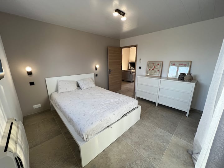 საძინებელი 1 - ორადგილიანი საწოლი 160 გარე შესასვლელით ბაღის მხარეს - ეკრანი - ჩამკეტი - კონდიციონერი - სათავსო - დასაკიდი და საკიდები