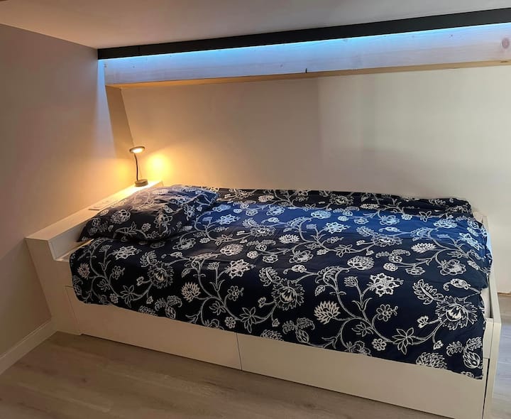 1 საწოლი 90 სათავსოთი, დამატებითი განათებით, USB შესაერთებლით