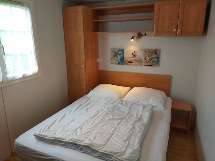 Dhomë gjumi me 1 krevat dopio, dyshek prej pëlhure, jastëkë dhe jastëk të disponueshëm në akomodim. Mundësia për të marrë me qira shtroja dhe peshqirë, për t 'u prenotuar paraprakisht dhe për t' u paguar në vend.