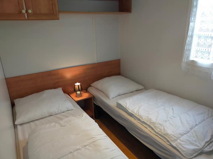 Dhoma e dytë e gjumit me 2 krevate tek, dyshekë pëlhure, jastëkë dhe jastëkë të disponueshëm në akomodim. Mundësia për të marrë me qira shtroja dhe peshqirë, për t 'u prenotuar paraprakisht dhe për t' u paguar në vend.