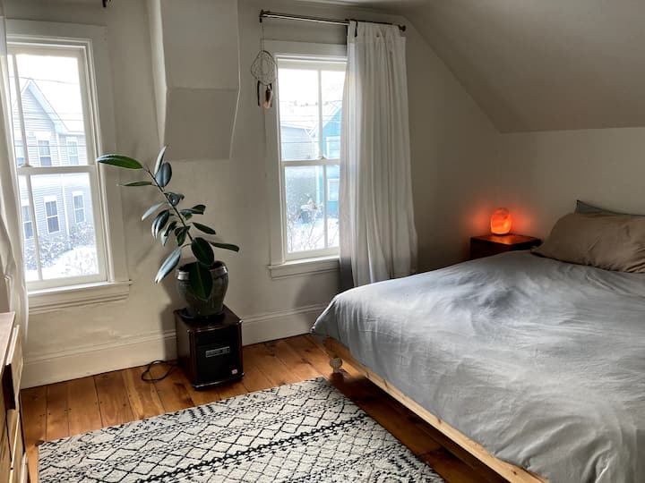 Dormitorio en la planta superior con una cómoda cama tamaño king, mucha luz, armario y vestidor.
