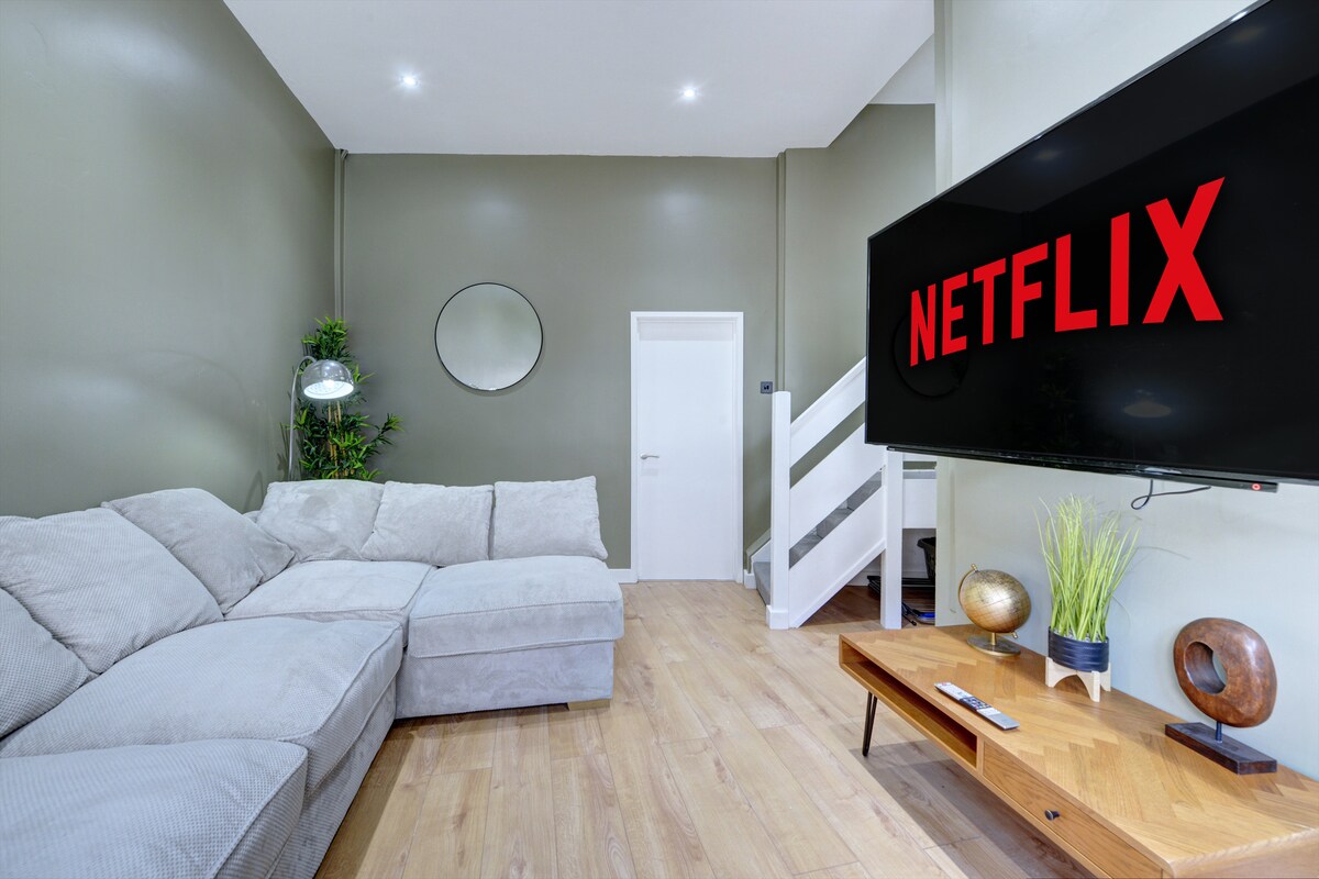 Top performing Airbnb: 4 Bedroom Home|Sleeps 9 Guests|6 Beds|Free Parking in Keresley