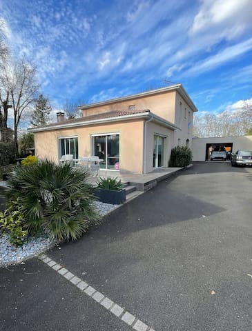 Villa avec piscine intérieure chauffée gallery image 2