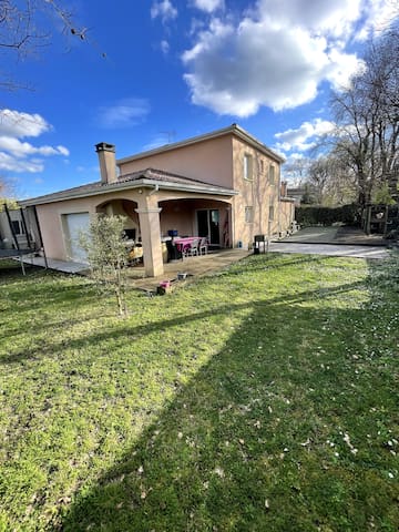 Villa avec piscine intérieure chauffée