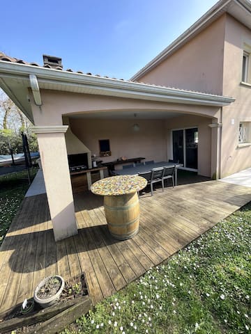 Villa avec piscine intérieure chauffée gallery image 3