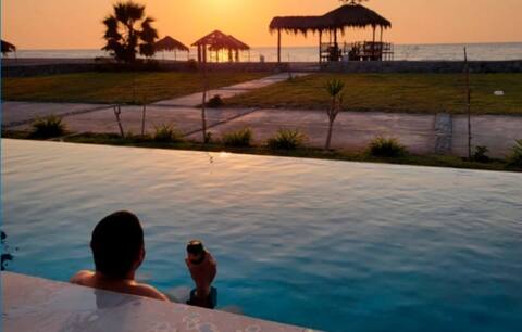 Oceanfront! Amazing view and private pool
