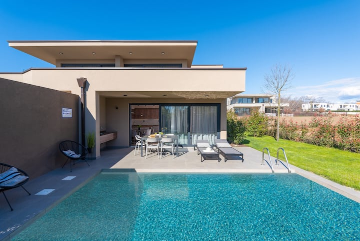 Quercus Village Apartment 9 with private pool