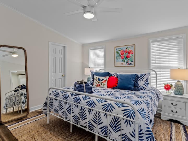 Hlavná spálňa s pohodlnou posteľnou bielizňou a vlastnou kúpeľňou