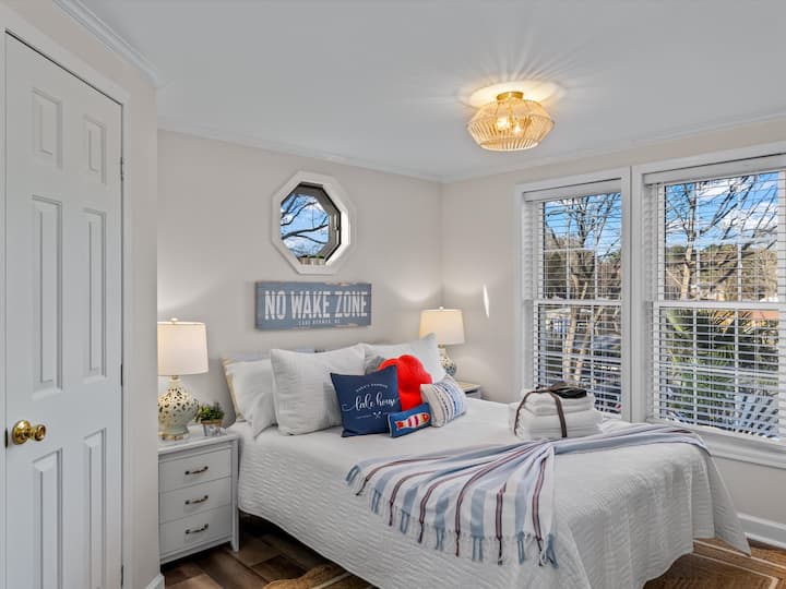 Dobre vybavená spálňa pre hostí s prirodzeným svetlom a útulnou atmosférou