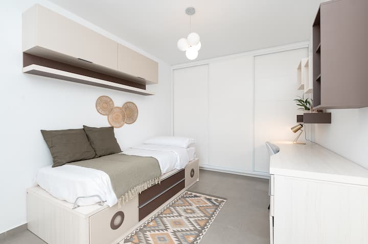 ห้องพัก
ตื่นขึ้นมาทุกเช้าด้วยรอยยิ้มในห้องที่เต็มไปด้วยแสงซึ่งออกแบบมาเพื่อความสะดวกสบายและความเป็นอยู่ที่ดีสูงสุดของคุณ