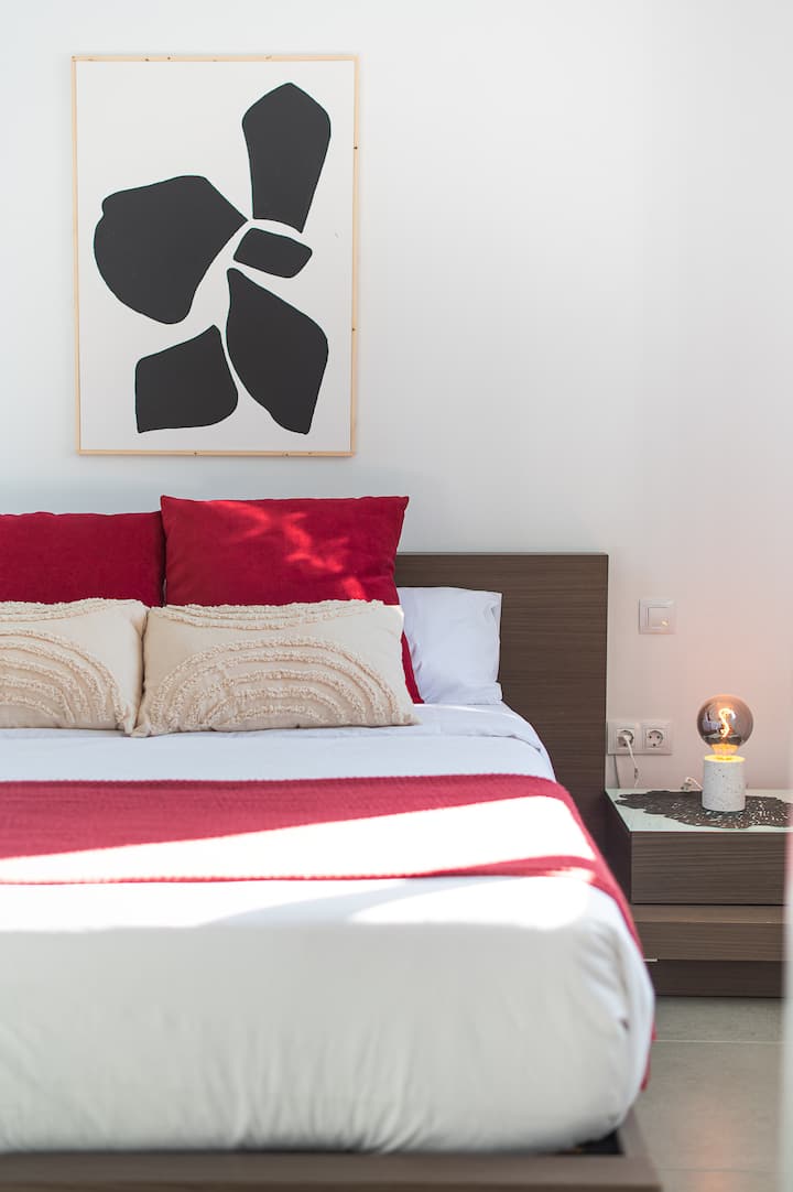 ห้องพัก
ตื่นขึ้นมาในโอเอซิสแห่งแสงและสีสันในห้องที่ทันสมัยและสว่างไสวของเรา