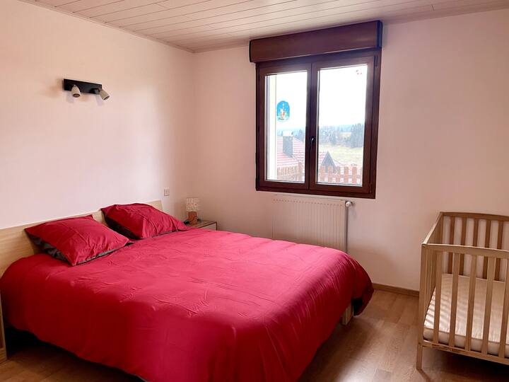 Spálňa 1 - prízemie, manželská posteľ (160 x 190) + detská postieľka s matracom