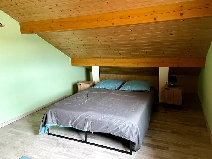 Spálňa 4 - na poschodí, manželská posteľ (140 x 190)