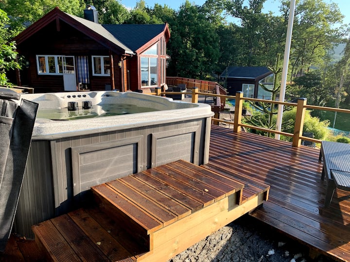Cabin with annex and jacuzzi, Tysvær