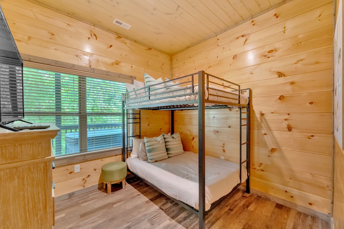 חדר מיטות קומותיים: מיטות לופט מהנות ואור טבעי - מושלם להרפתקנים צעירים! תהנו מהחופשה שלכם!