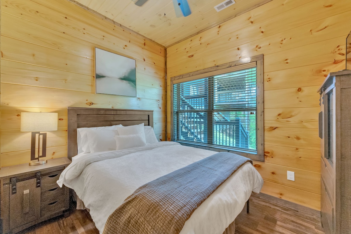 נופש כפרי: תיהנו מנופים שלוים ומריהוט אלגנטי בנופש פרטי ביער!