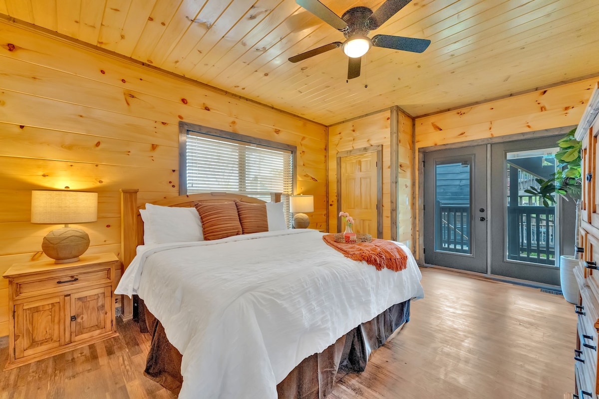 נופש מקסים בחדר השינה: להירגע בסטייל עם נגיעות עץ חמות ונוף מרהיב מהמרפסת!