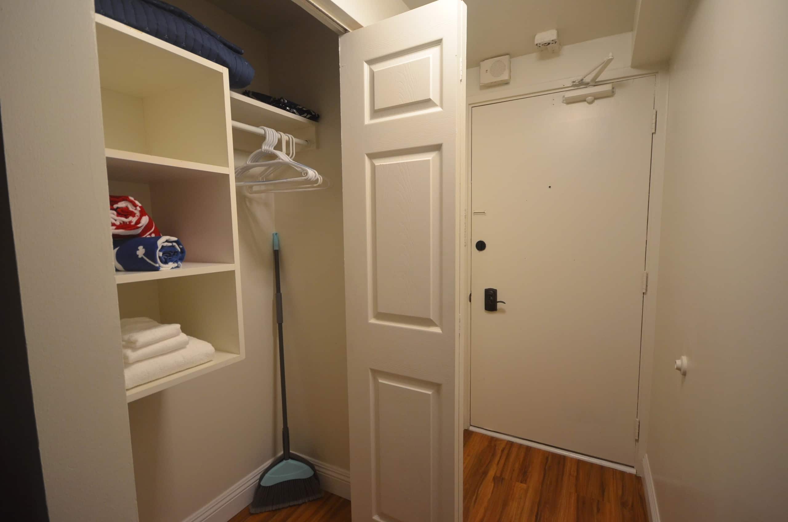 KV809 Renovated Studio w/King bed by Waikiki Beach - Image 11