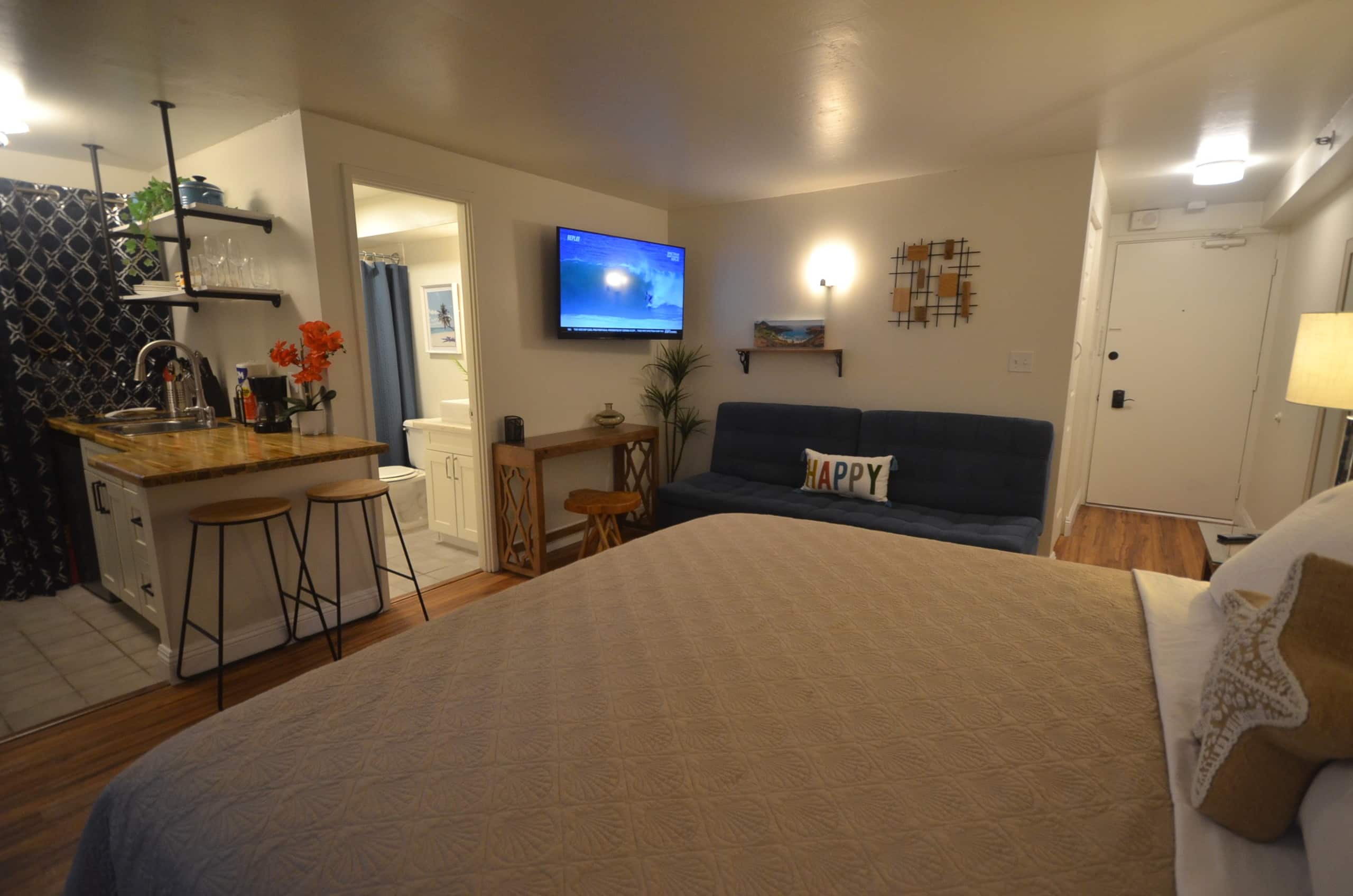 KV809 Renovated Studio w/King bed by Waikiki Beach - Image 3