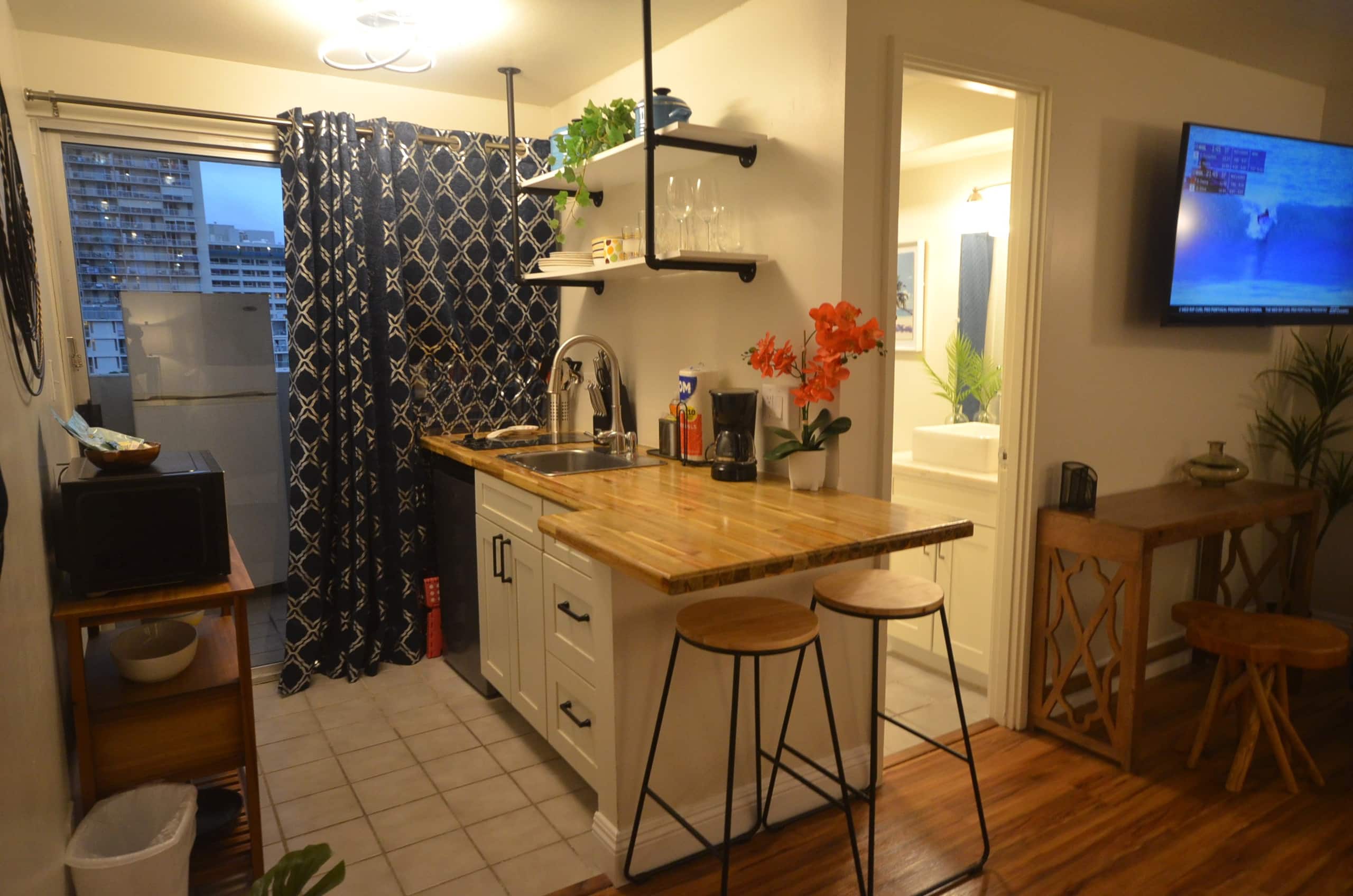 KV809 Renovated Studio w/King bed by Waikiki Beach - Image 4