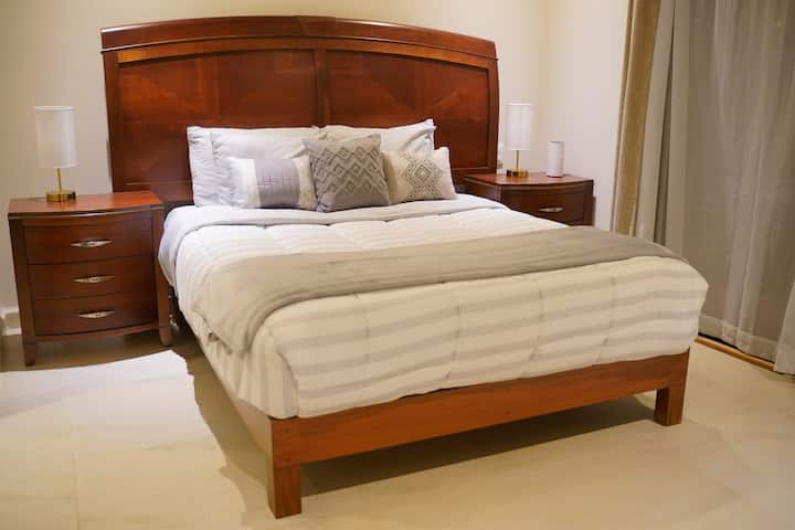 Glavna spavaća soba ima bračni krevet (160x200) i vlastitu kupaonicu.

Uključuje i ormar za hodanje i radni stol.

Najbolja stvar je izlaz na terasu,  idealan za uživanje u hladnom povjetarcu i opuštenoj atmosferi Rivijere Maya.