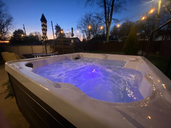 Hot Tub /Pool/Fire Pit & BBQ