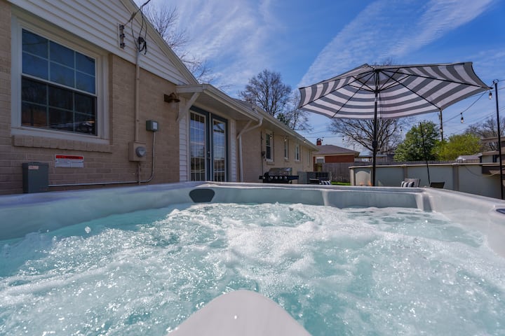 Hot Tub /Pool/Fire Pit & BBQ