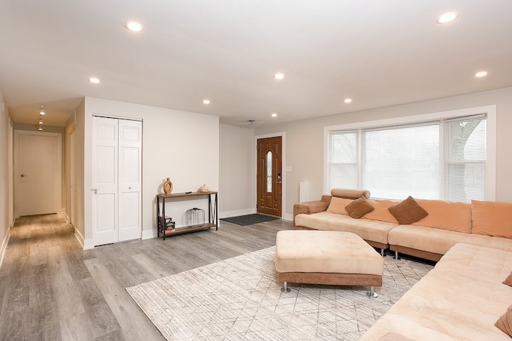 Cozy Modern Renovated 3bd House - シャンバーグ, IL