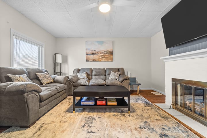 Dog Friendly Creek-side Getaway - Oakdale, PA