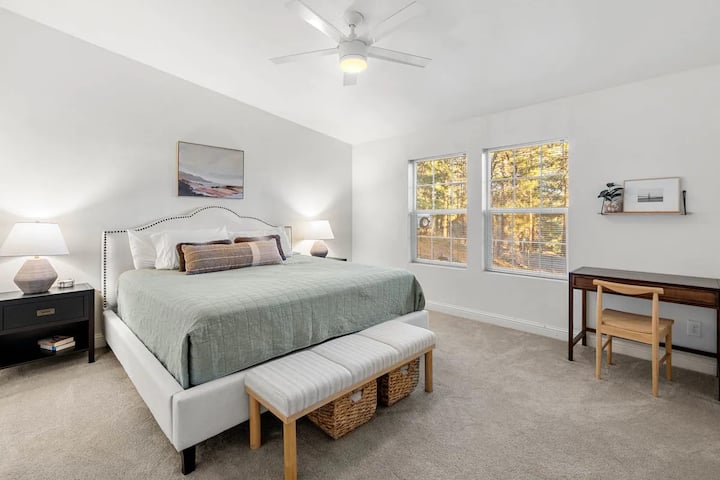 חדר שינה ראשי - כולל חדר ארונות ושולחן עבודה 