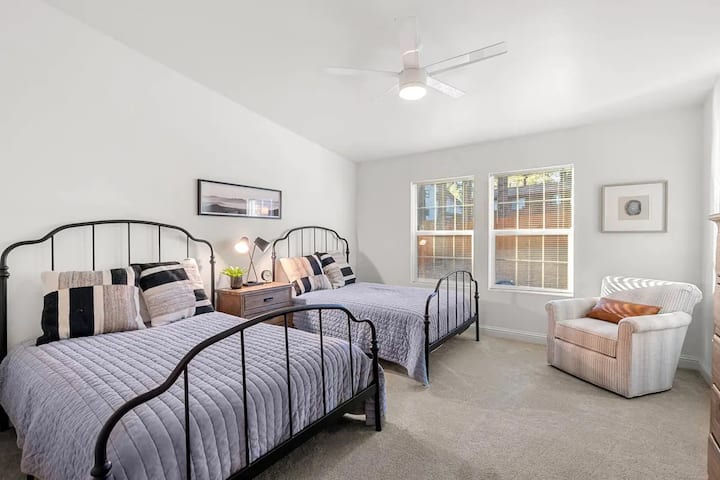 חדר שינה 2 - שתי מיטות בגודל מלא. יש גם מזרן זוגי נוסף בארון 