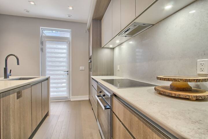 4 Bedroom Downtown Home Toronto gallery image 5