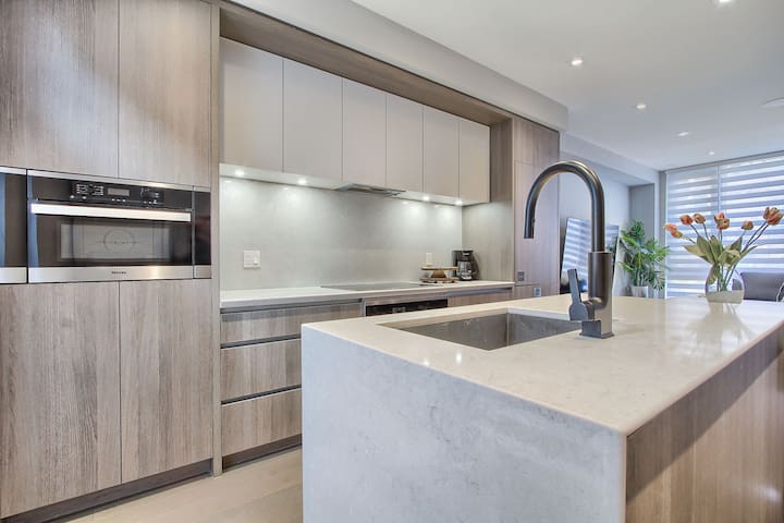 4 Bedroom Downtown Home Toronto gallery image 4