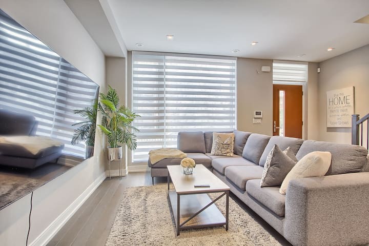 4 Bedroom Downtown Home Toronto gallery image 2