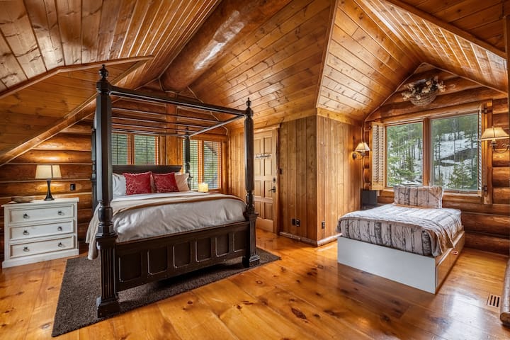 Chumba cha pili cha kulala (ghorofa ya juu) kilicho na kitanda aina ya Queen + Kitanda cha watu wawili, meko ya kuni, televisheni ya kebo na chumba kamili cha kulala kilicho na bafu la mvuke.