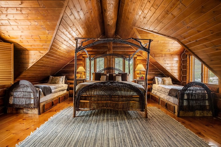 Chumba cha kulala cha tatu (ghorofa ya juu) kilicho na kitanda aina ya King + Vitanda viwili (2), televisheni ya kebo na chumba kamili cha kulala.