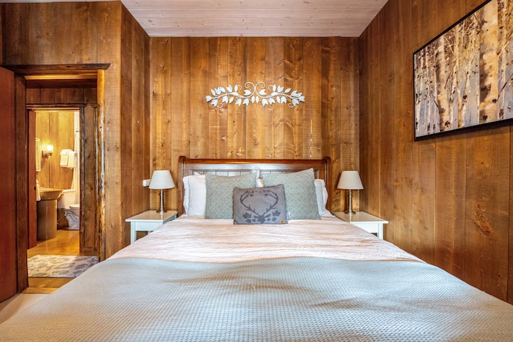 Chumba cha nne cha kulala (chini ya ghorofa) kilicho na kitanda cha kifalme, mandhari ya mlima na mfumo wa kupasha joto ndani ya ghorofa.