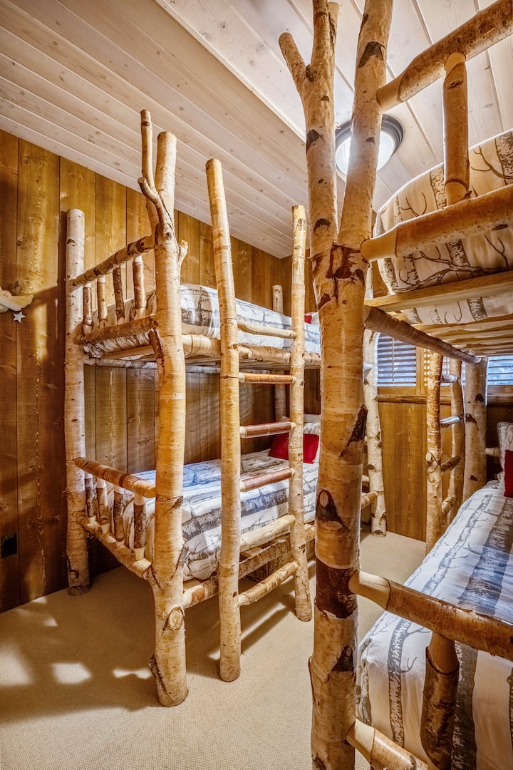 Chumba cha tano cha kulala (chini ya ghorofa) chenye vitanda viwili (2) vya ghorofa mbili na kupasha joto ndani ya ghorofa