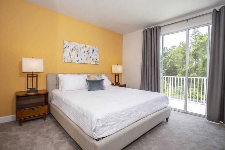 Chumba bora cha kulala katika Chumba chenye Kitanda aina ya KING (Ghorofa ya 2)

#Disney #Parks #Clermont #Townhouse #Vacation #Rental #Orlando #Heatedpool