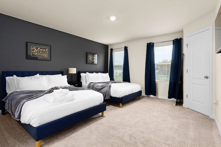 Spavaća soba s dva kreveta za luksuznu udobnost.