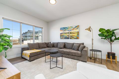 Large home sleeps 10, EV rental, 15min to WEM