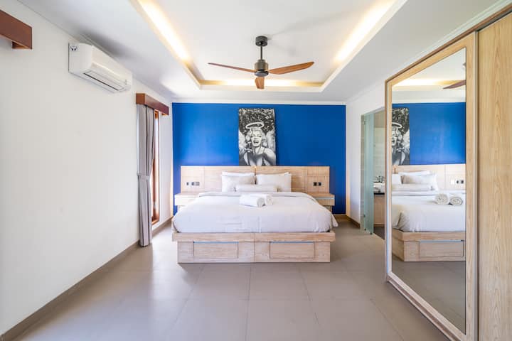 غرفة نوم 2 مع حمام داخلي وشرفة خاصة وتلفزيون ومحطة عمل