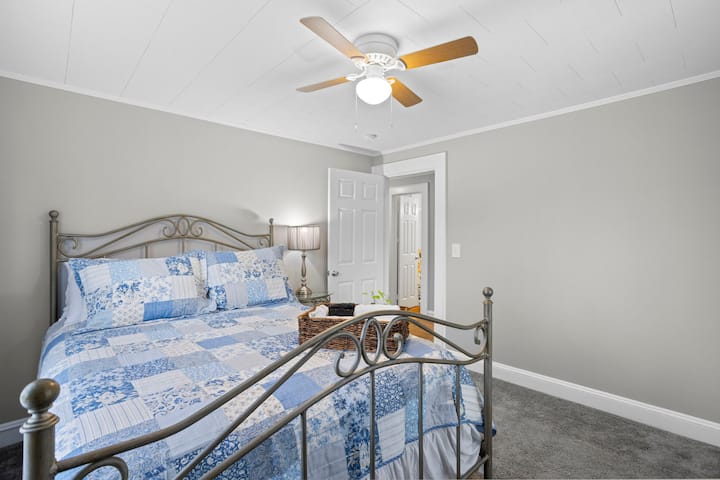 En continuant dans le couloir, la première porte sur votre droite sera la chambre « Blue Patchwork ».  Cette chambre dispose également d'un lit queen confortable.  