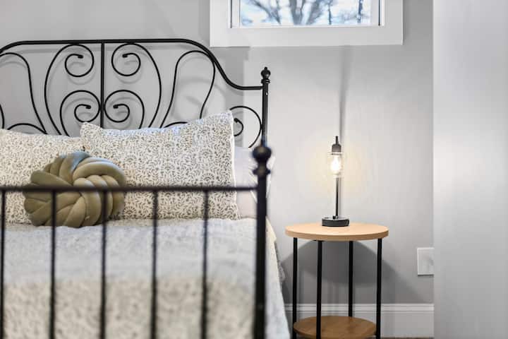C'est ma chambre préférée dans la maison.  Nous l'appelons la « reine verte rustique ».  Cette pièce se trouve à une extrémité de la maison, tandis que les 3 autres chambres sont à l'autre extrémité.  C'est la plus privée des 4 chambres. 
