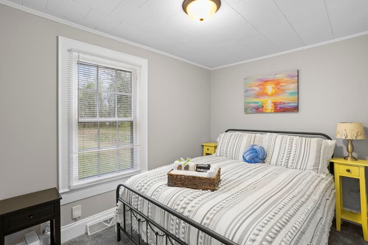En continuant dans le couloir, la deuxième porte sur votre gauche, vous trouverez la chambre « Gray 's Sunset ».  Cette chambre dispose également d'un lit Queen Size.  

Le routeur wifi est logé dans cette pièce, alors veillez à ne pas le débrancher.  (C'est sous la table d'appoint noire).