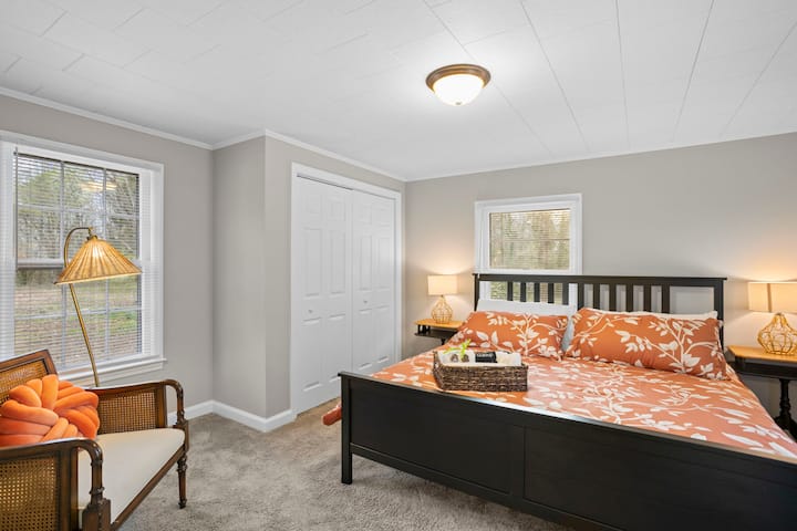 Située au bout du couloir, se trouve la chambre « Orange Monarch » qui dispose du plus grand lit de la maison.  Choisissez cette chambre et vous profiterez d'un lit King Size confortable. 