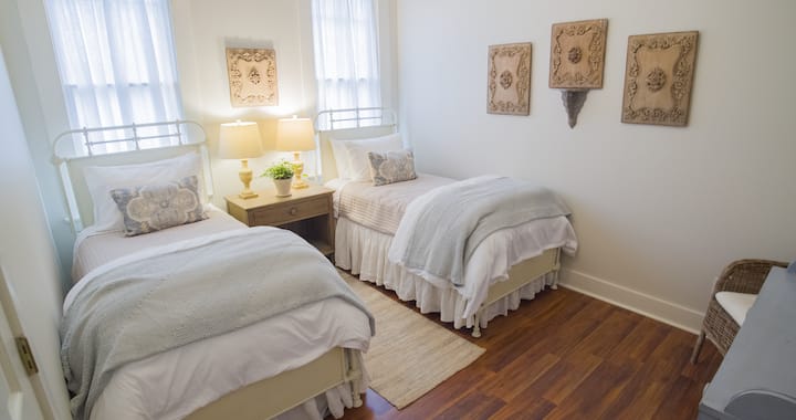 Camas individuales con sábanas recién lavadas a juego listas para cada huésped.